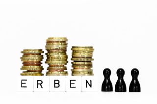 Foto: Münzen, Spielfiguren und weiße Würfel